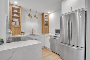 Fridge, microwave, oven, stovetop - SnowPine Condo, King Bed, 2 Full Baths (Ellicottville)