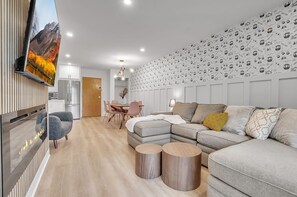 Una televisión, una chimenea, un reproductor estéreo