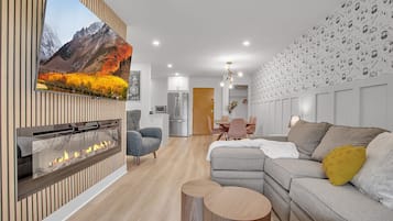 Fernseher, Kamin, Stereoanlage