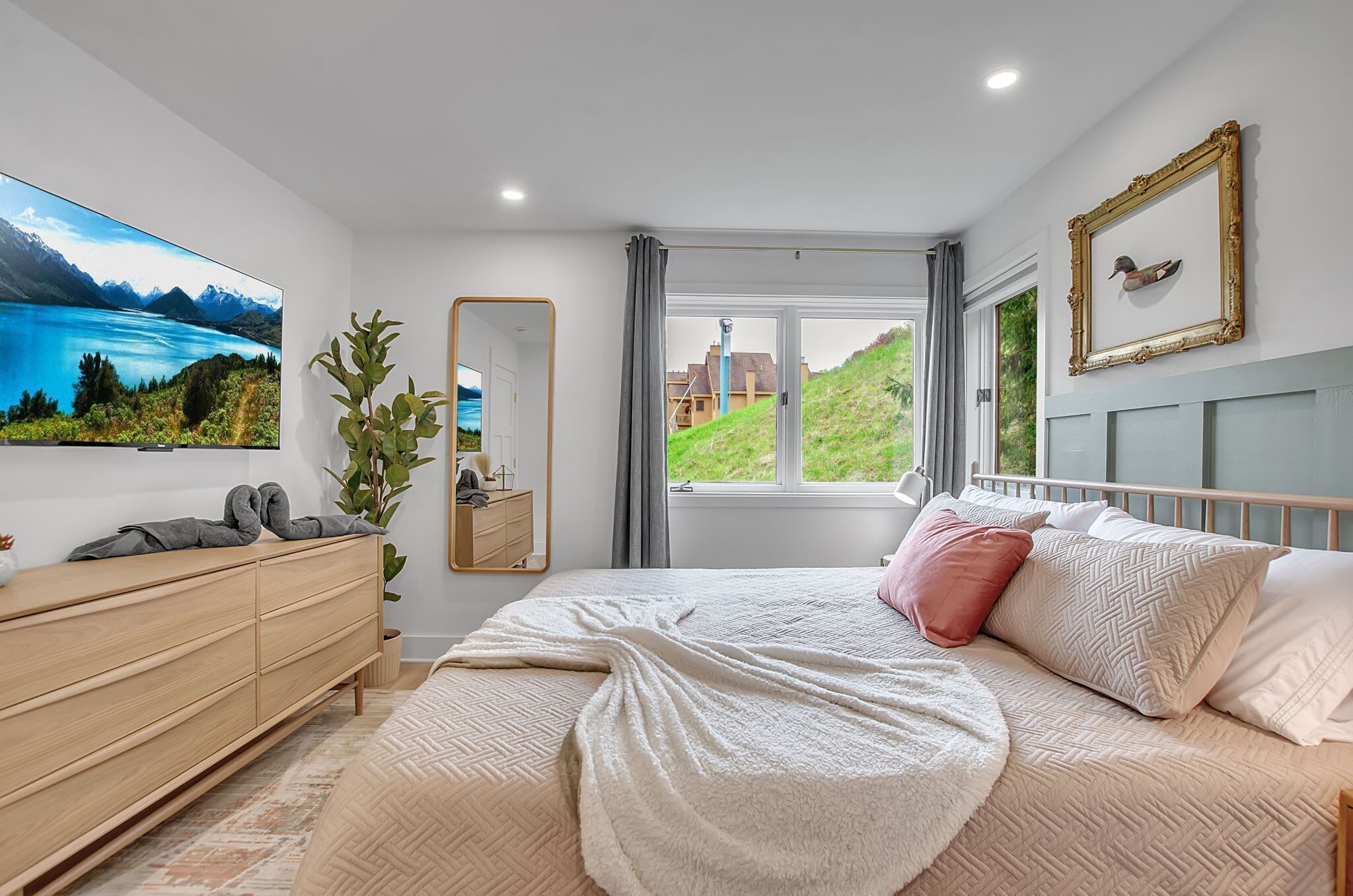 2 bedrooms, desk, iron/ironing board, travel crib