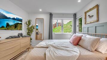 2 bedrooms, desk, iron/ironing board, travel crib