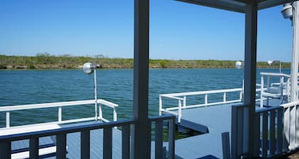 Sunshine cabin with a Shared fishing pier Not waterfront