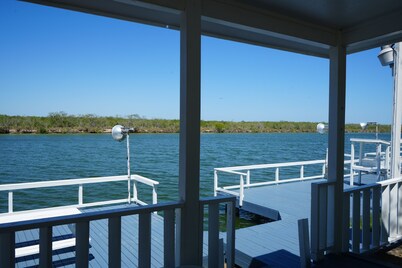 Sunshine cabin with a Shared fishing pier Not waterfront
