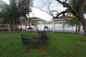 Outdoor dining - Sunshine cabin with a Shared fishing pier Not waterfront (Rio Hondo)