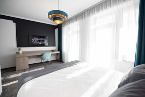 Habitación Deluxe, 1 cama de matrimonio | Zona de estar | Smart TV de 128 cm con canales por cable, una impresora