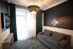 Deluxe Apartment | Bathroom | Rainfall showerhead, free toiletries, hair dryer, slippers