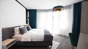 Habitación Deluxe, 1 cama de matrimonio | Colchones viscoelásticos, minibar, caja fuerte y escritorio