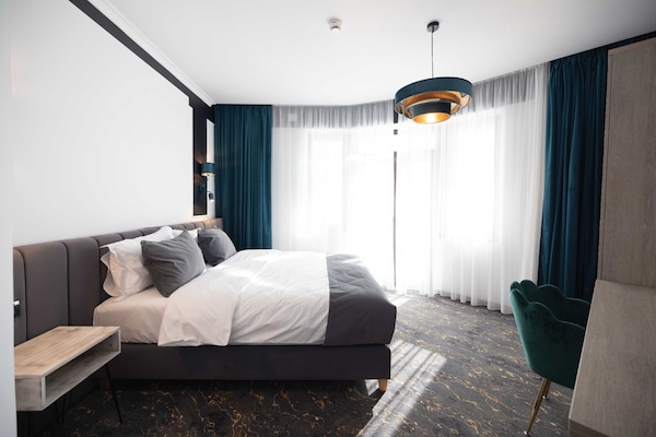 Deluxe-Zimmer, 1 Queen-Bett | Betten mit Memory-Foam-Matratzen, Minibar, Zimmersafe, Schreibtisch