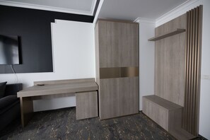 Habitación Deluxe, 1 cama King size y sofá cama | Camas con efecto memoria, minibar y caja de seguridad en la habitación 
