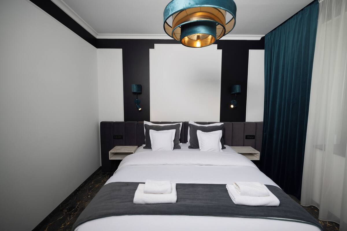 Nệm cao su hoạt tính (memory foam), minibar, két bảo mật tại phòng, bàn 