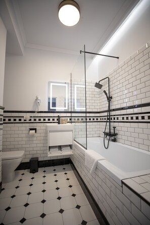 Apartamento Deluxe | Baño | Cabezal de ducha tipo lluvia y artículos de higiene personal gratuitos