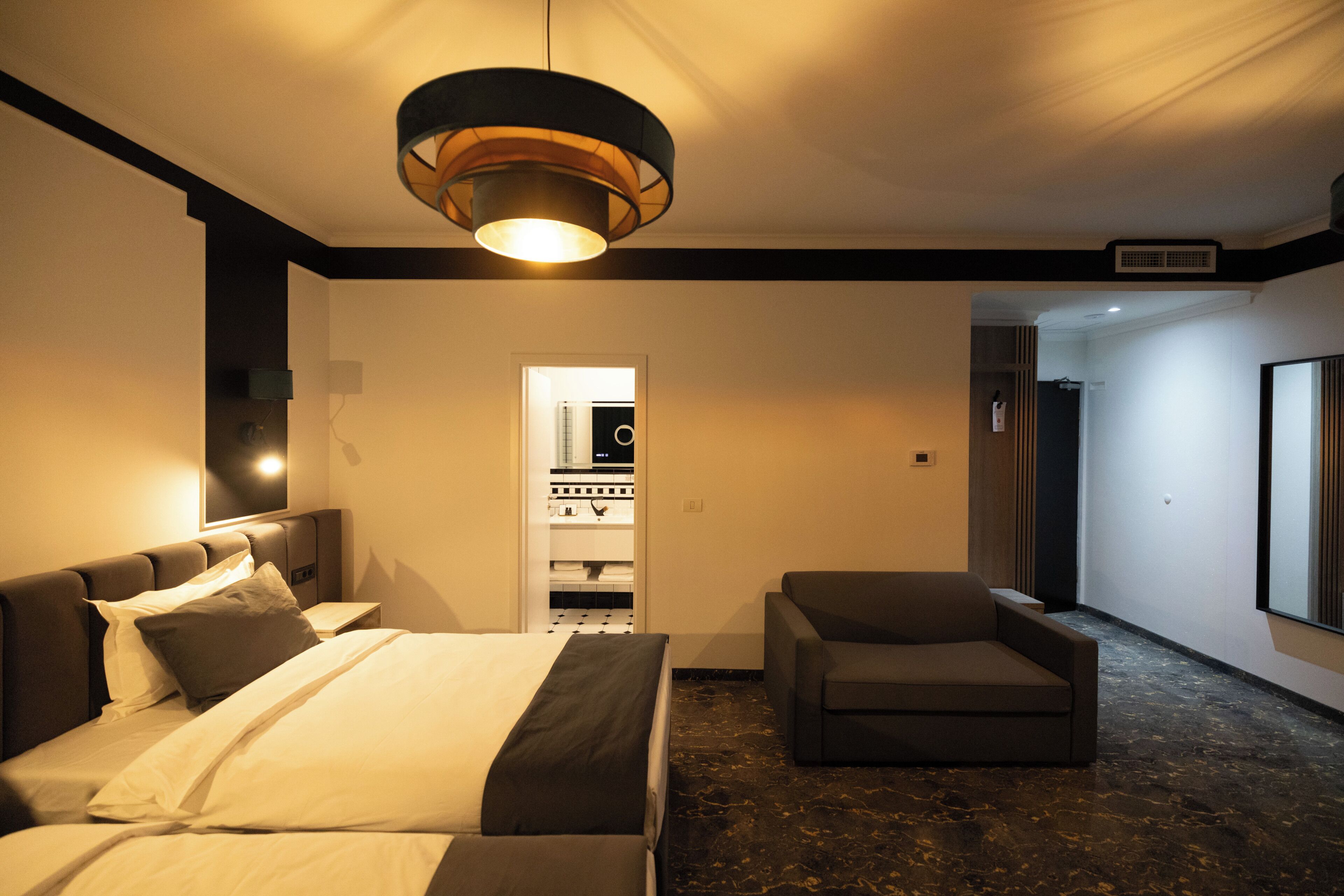 Double Deluxe with Extendable Chair | Busa memori, minibar, brankas, dan meja kerja