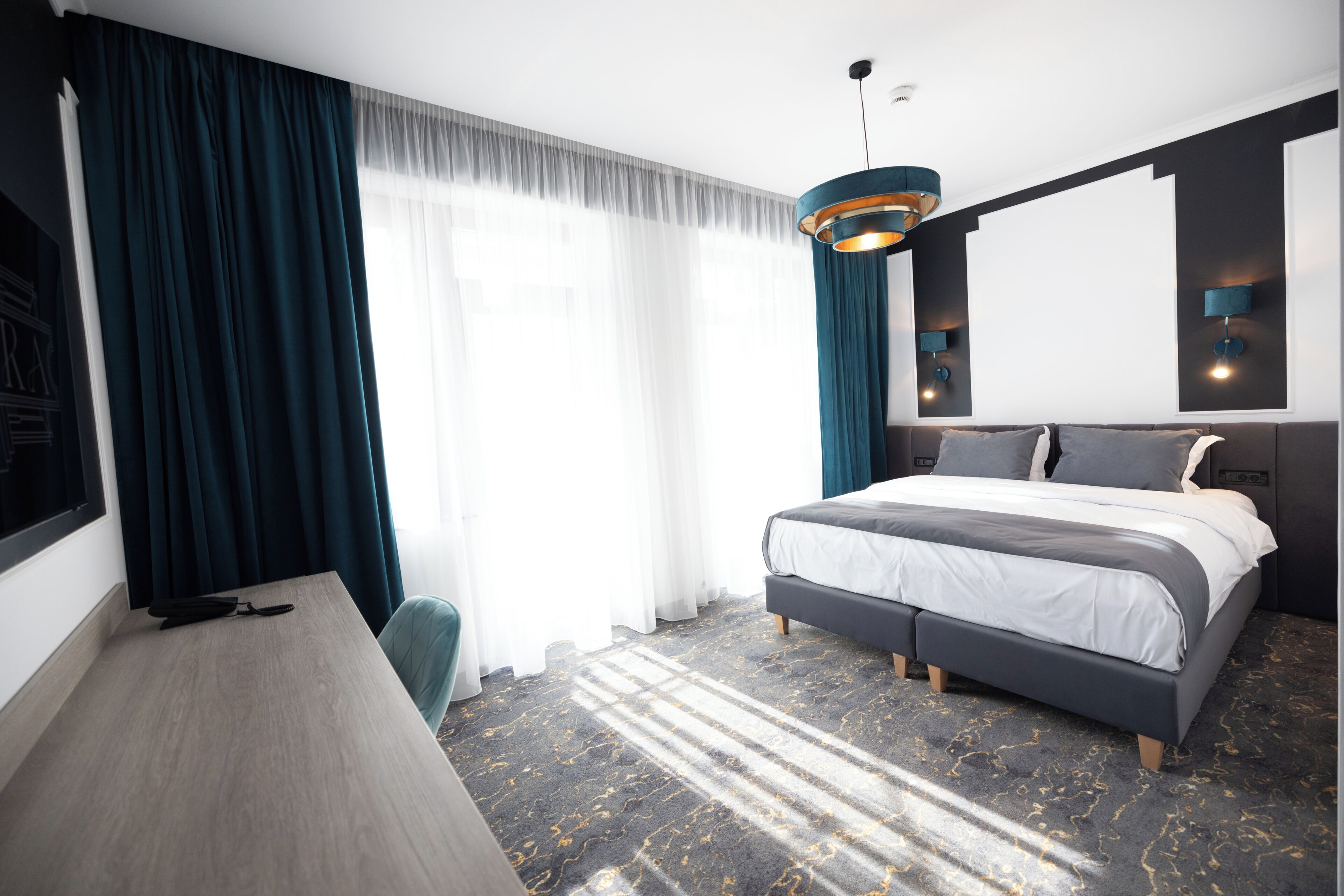 Kamar Double Standar | Busa memori, minibar, brankas, dan meja kerja