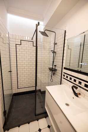Chambre Deluxe, 1 très grand lit et 1 canapé-lit | Salle de bain