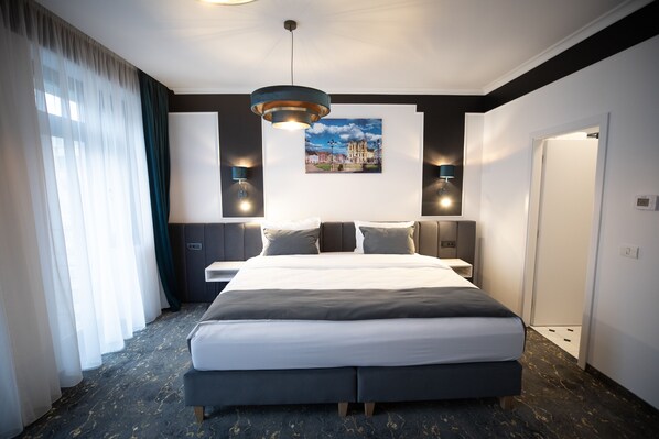 Habitación Deluxe, 1 cama Queen size | Camas con efecto memoria, minibar y caja de seguridad en la habitación 