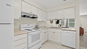 Tostadora y utensilios de cocina