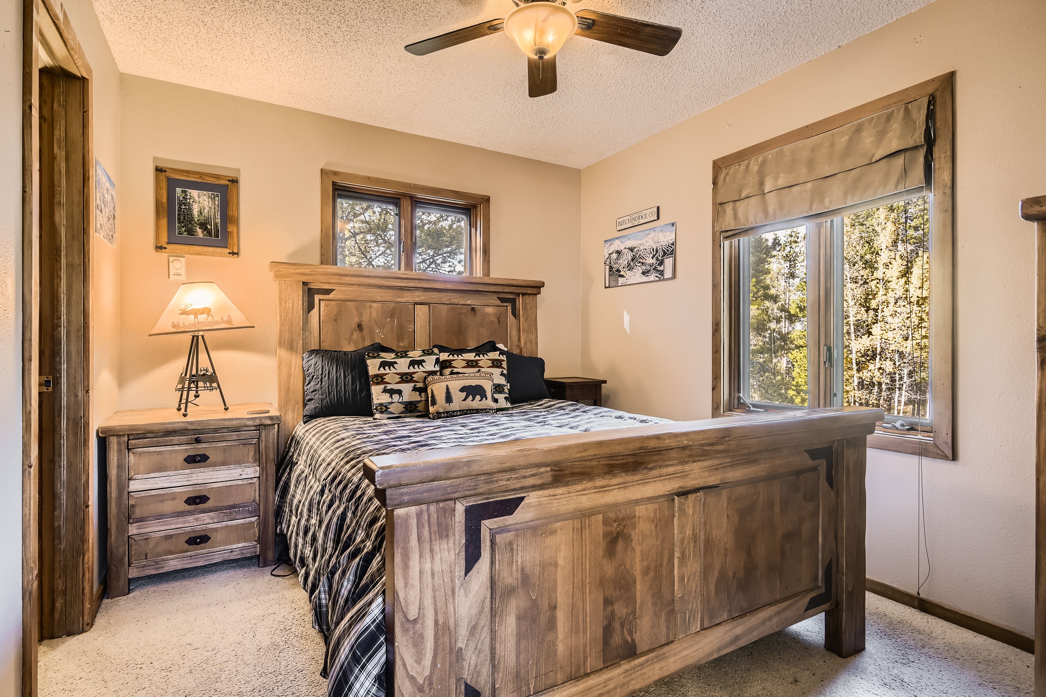 Charming dog-friendly cabin in Blue River w/ views!