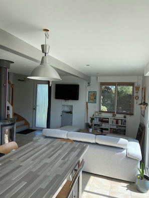 TV, fireplace - Pretty detached wooden house (Plounevez Lochrist)