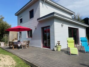 Outdoor dining - Pretty detached wooden house (Plounevez Lochrist)