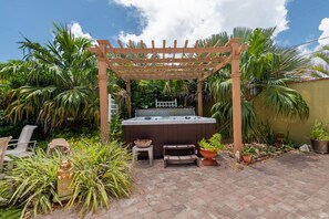 Bañera de hidromasaje al aire libre