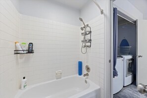 Séchoir à cheveux, serviettes fournies, savon, shampooing