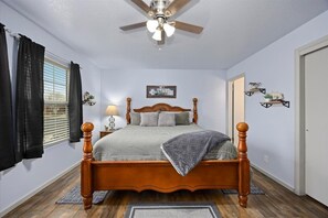 2 soveværelser, skrivebord, strygejern/strygebræt, weekendseng