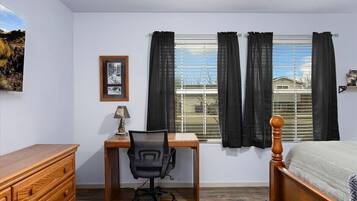 2 soverom, skrivebord, strykejern/-brett og reiseseng for barn