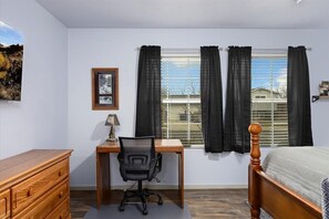 2 Schlafzimmer, Schreibtisch, Bügeleisen/Bügelbrett, Reisekinderbett