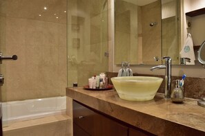 Douche, sèche-cheveux, serviettes fournies, savon