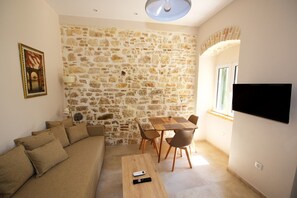 Departamento Deluxe | Área de sala de estar | Smart TV de 40 pulgadas con canales por cable 