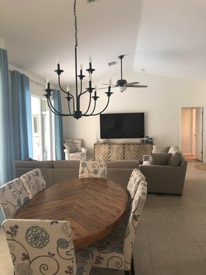 Smart TV, computer monitors - Snow Birds: Monthly discount for newly updated 3 bedroom, 2 bath pool home. (Englewood)