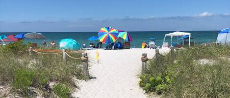 Chaises longues, serviettes de plage
