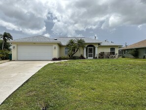 Exterior - Snow Birds: Monthly discount for newly updated 3 bedroom, 2 bath pool home. (Englewood)