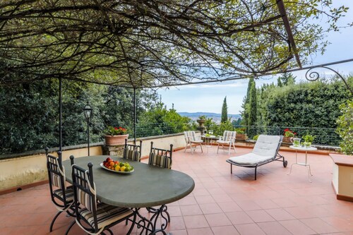 Panoramic and independent villa surrounded by greenery one step from Florence