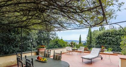 Panoramic and independent villa surrounded by greenery one step from Florence