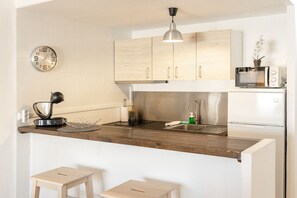 Fridge, microwave, coffee/tea maker, cookware/dishes/utensils