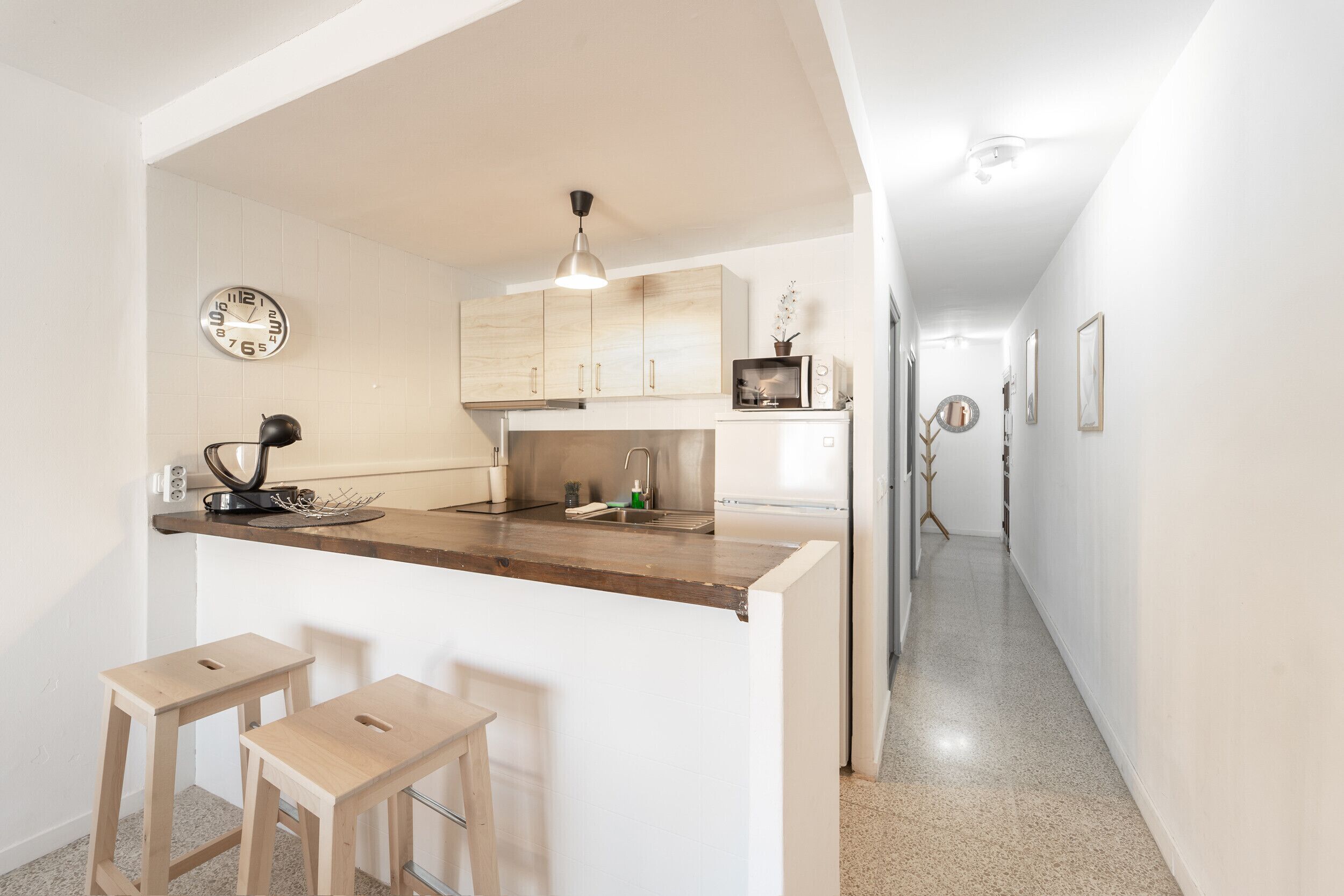 Een koelkast, een microgolfoven, een koffiezetapparaat/waterkoker