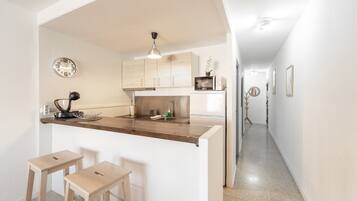 Een koelkast, een microgolfoven, een koffiezetapparaat/waterkoker