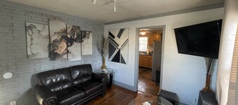 New!Quaint & Convenient Hideaway: Great Location