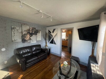 New!Quaint & Convenient Hideaway: Great Location