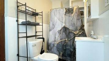 Secador de pelo, toallas, jabón y papel higiénico