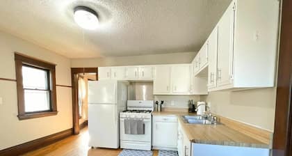 Spacious 3 Bedroom with AC, Parking, and WiFi in Charming Central Minneapolis