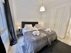 2 slaapkamers, een strijkplank/strijkijzer, gratis wifi, beddengoed