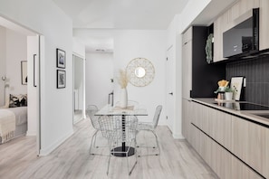 Dining - Downtown Toronto Modern Condo, 2 BR, 1 BA, Workspace, Pet Friendly, FREE WiFi (Toronto)