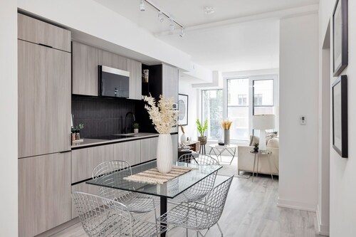 Downtown Toronto Modern Condo, 2 BR, 1 BA, Workspace, Pet Friendly, FREE WiFi