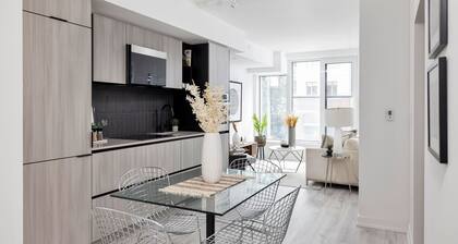 Downtown Toronto Modern Condo, 2 BR, 1 BA, Workspace, Pet Friendly, FREE WiFi