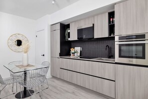 Kühlschrank, Mikrowelle, Ofen, Herdplatte