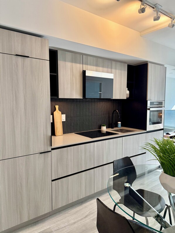 雪櫃、微波爐、焗爐、爐具