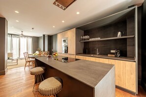 Réfrigérateur, four à micro-ondes, un four, cafetière-théière