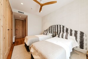 3 عدّة غرف نوم ومكواة/لوح كي وخدمة الإنترنت وملاءات أسرّة